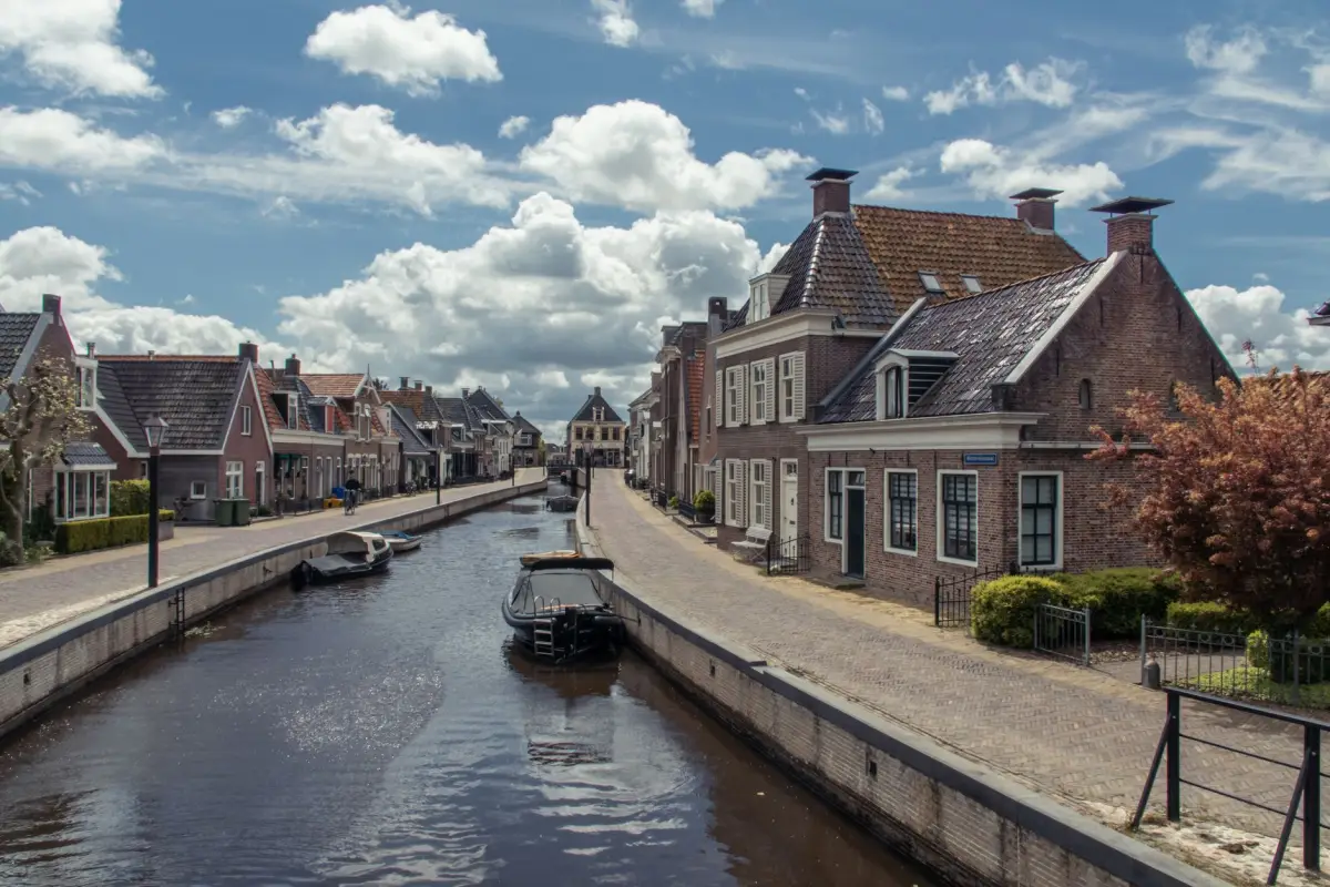 Kanaal met woningen in een Zeeuws dorp