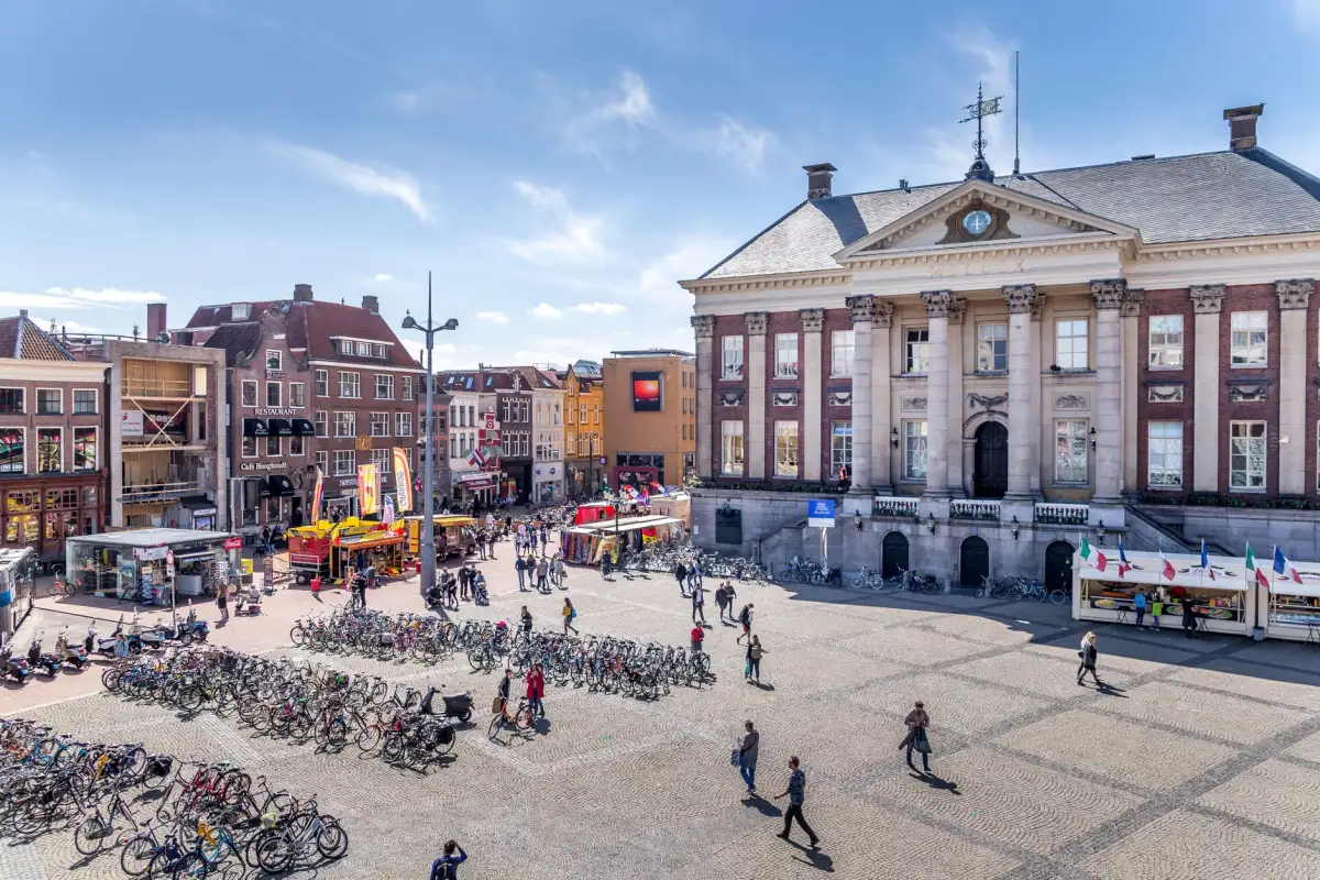 Marktplein met woonhuizen in een Zeeuws stadje