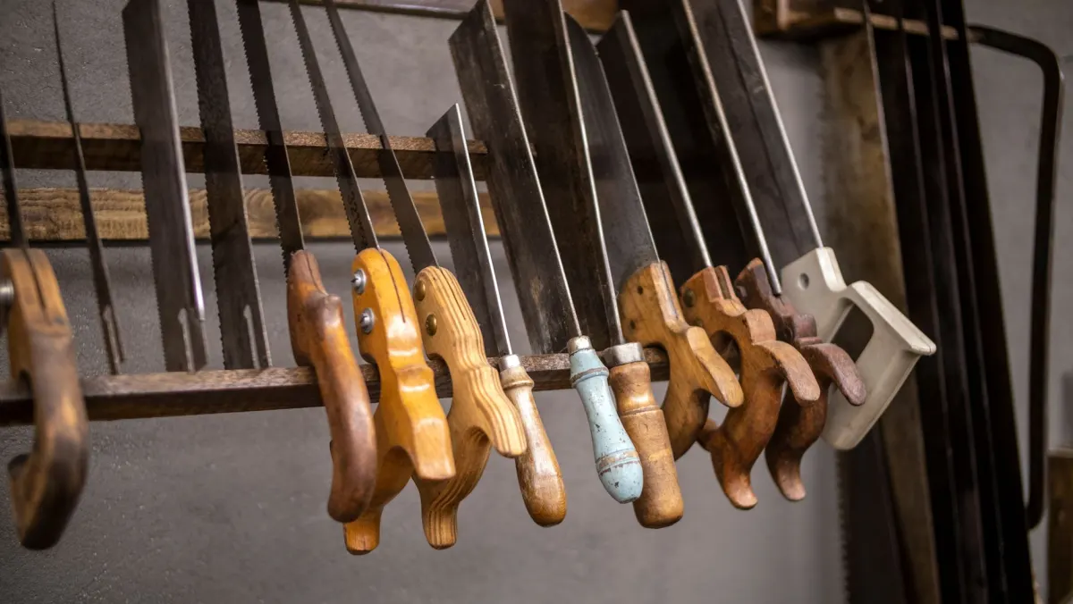 Timmergereedschap en hout op een werkbank