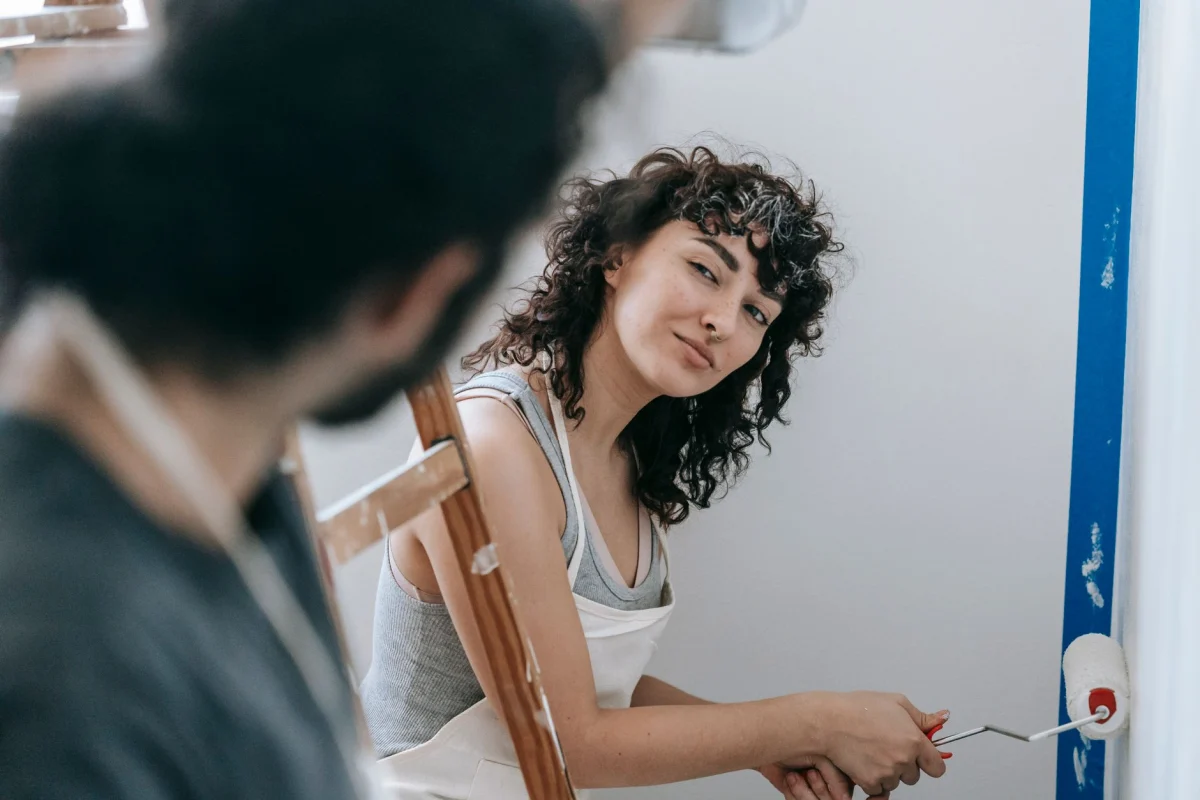 Verfrol tegen een lichte wand in een woonkamer